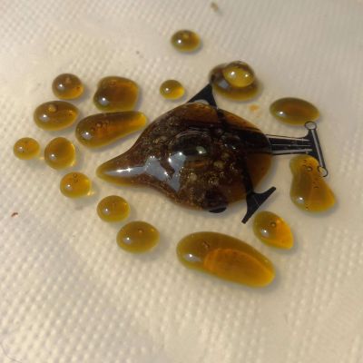 Multiple single-use drops of pure essential oil extracted quickly and efficiently onto a silicone collection pad using a GEMSTX manual press.